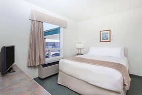 Super 8 by Wyndham Dauphin