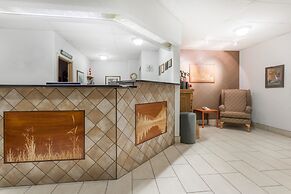Super 8 by Wyndham Dauphin