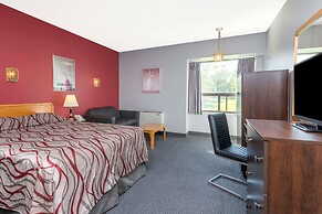 Super 8 by Wyndham Mt Hope Hamilton Intl Arpt ON