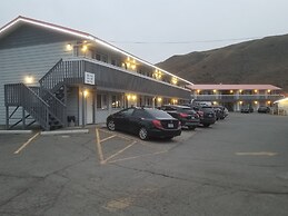 Canadas Best Value Desert Inn & Suites Cache Creek