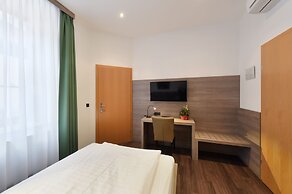 Lucia Hotel