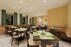 Lucia Hotel