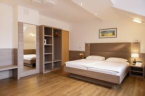 Lucia Hotel