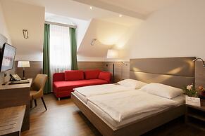Lucia Hotel