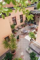 Lucia Hotel