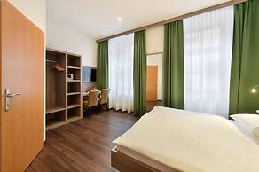Lucia Hotel