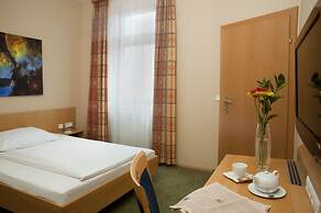 Lucia Hotel