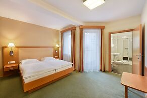 Lucia Hotel