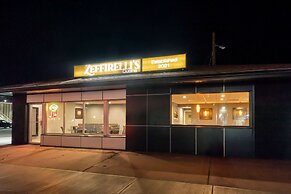 Econo Lodge Inn & Suites
