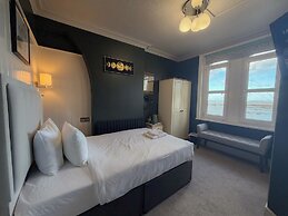 Nomi Rooms and Restaurant