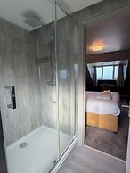 Nomi Rooms and Restaurant