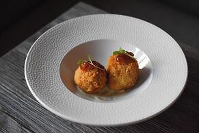 Nomi Rooms and Restaurant