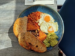 Nomi Rooms and Restaurant