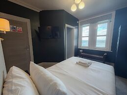 Nomi Rooms and Restaurant