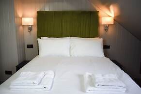 Nomi Rooms and Restaurant