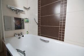 Belmore Court & Motel