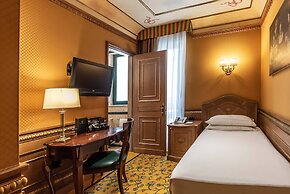 River Palace Hotel