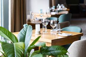 voco Oxford Thames by IHG