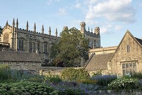 voco Oxford Thames by IHG