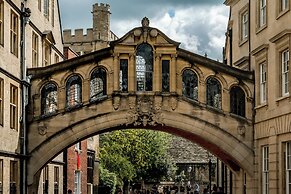 voco Oxford Thames by IHG
