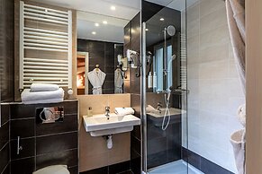 Hotel Ariane Montparnasse by Patrick Hayat