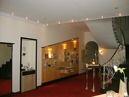 City Hotel by Celina