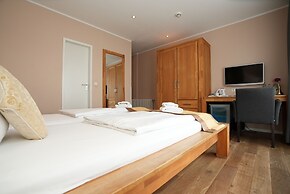 Hotel Attaché
