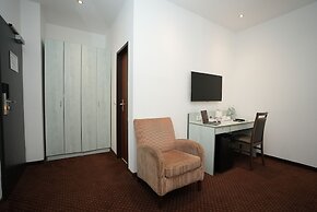 Hotel Attaché