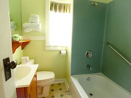James Bay Inn Hotel & Suites
