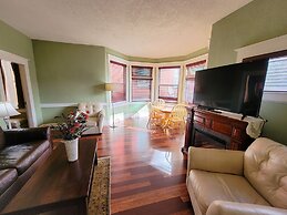 James Bay Inn Hotel & Suites