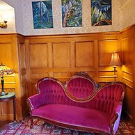 James Bay Inn Hotel & Suites