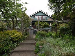 A Suite at Kitsilano Cottage