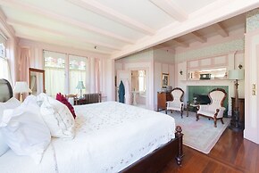 Beaconsfield Inn