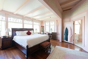 Beaconsfield Inn