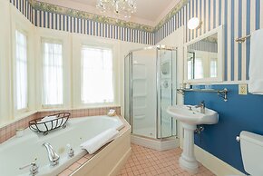 Beaconsfield Inn