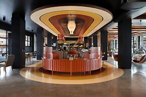 Moxy Banff