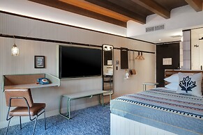 Moxy Banff