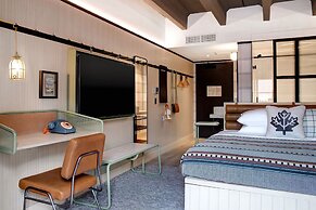 Moxy Banff