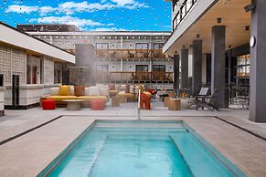 Moxy Banff