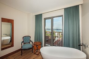 Triton Hotel