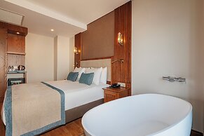 Triton Hotel