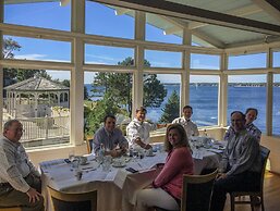 Spruce Point Inn