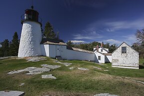 Spruce Point Inn