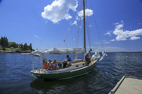 Spruce Point Inn