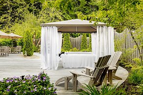Spruce Point Inn