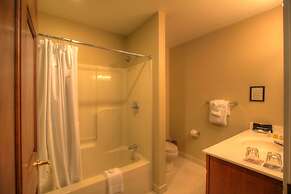 Spruce Point Inn