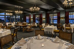 Spruce Point Inn