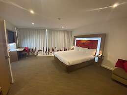 Novotel Sydney West HQ Hotel