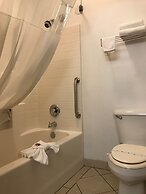 Days Inn & Suites by Wyndham Gresham