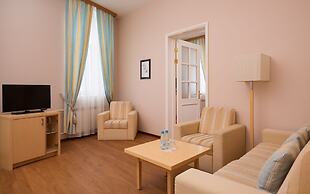 Oktiabrskaya Hotel